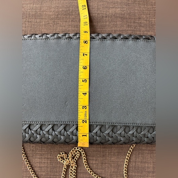 Izzy & Ali | Vegan Leather Woven Crossbody Bag | Metallic Blue Chain Strap Purse - Picture 9 of 9